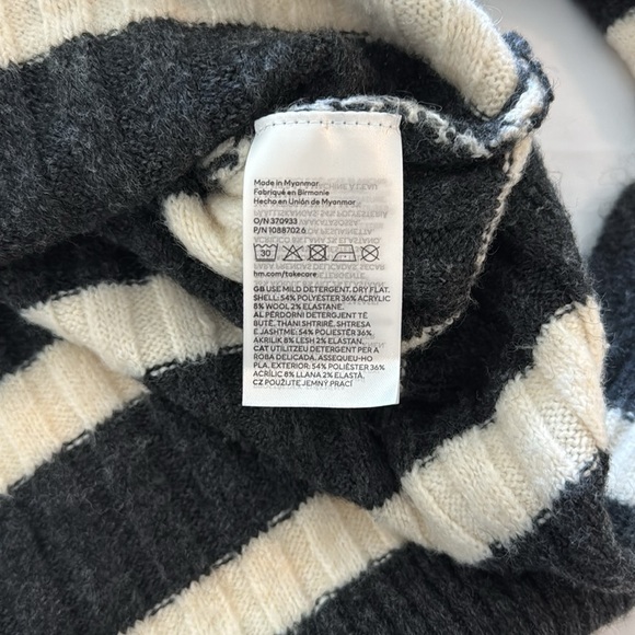 Oversized Medium Turtleneck Sweater with Side Slits - Picture 5 of 5